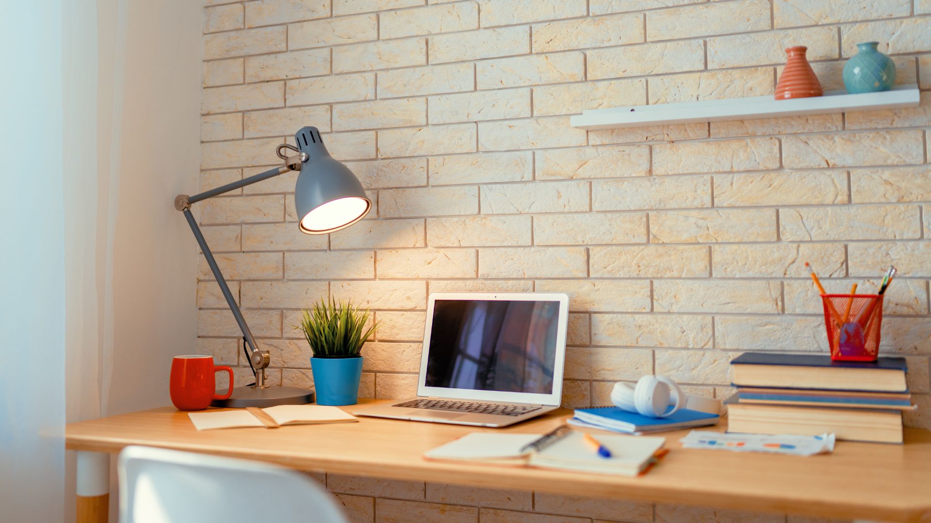 desklamp picture of a desk lamp
